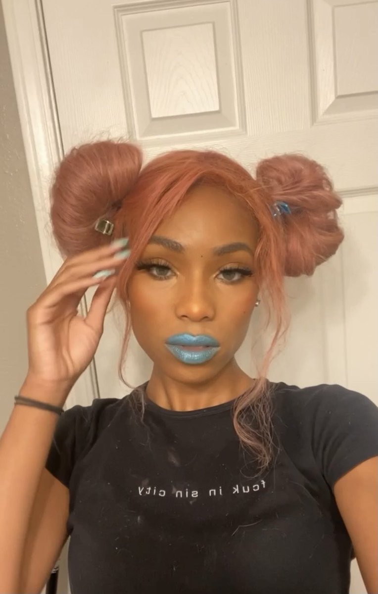 MetaJeaux's tweet photo. @moonpay @worldofwomennft I fell in LOVE with the pink lollipop buns in case you can’t tell 💗😭 I dyed my hair pink the day I got promoted as a gentle reminder to to make sure that the kid in me is still staying true to herself. I LOVE seeing a WoW that embodies who I am at heart 🤸🏽‍♀️💗 https://t.co/QiKnLslLVR