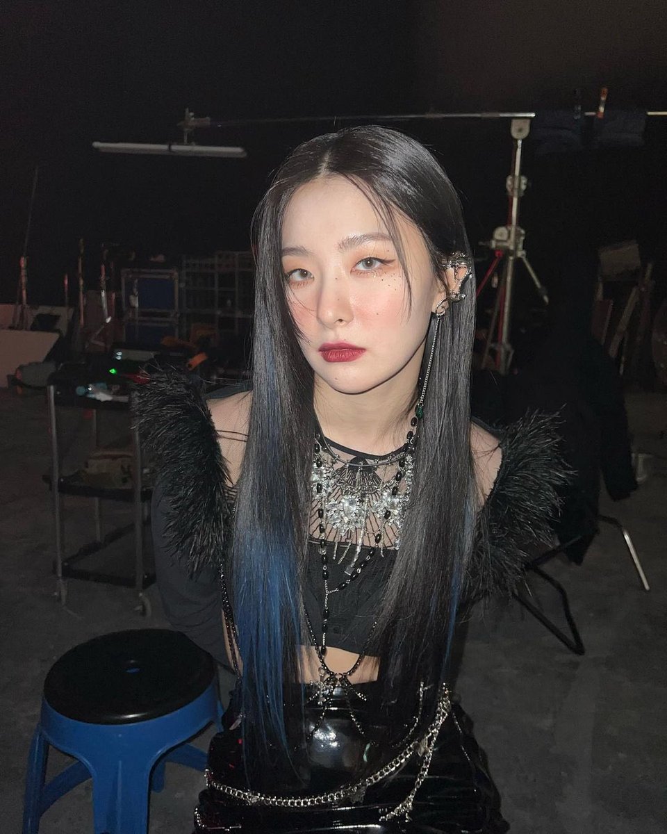 amalianrii's tweet photo. Queennzzzz🐻🤍 #FeelMyRhythm #SEULGI https://t.co/Wx7Y3tUBcT