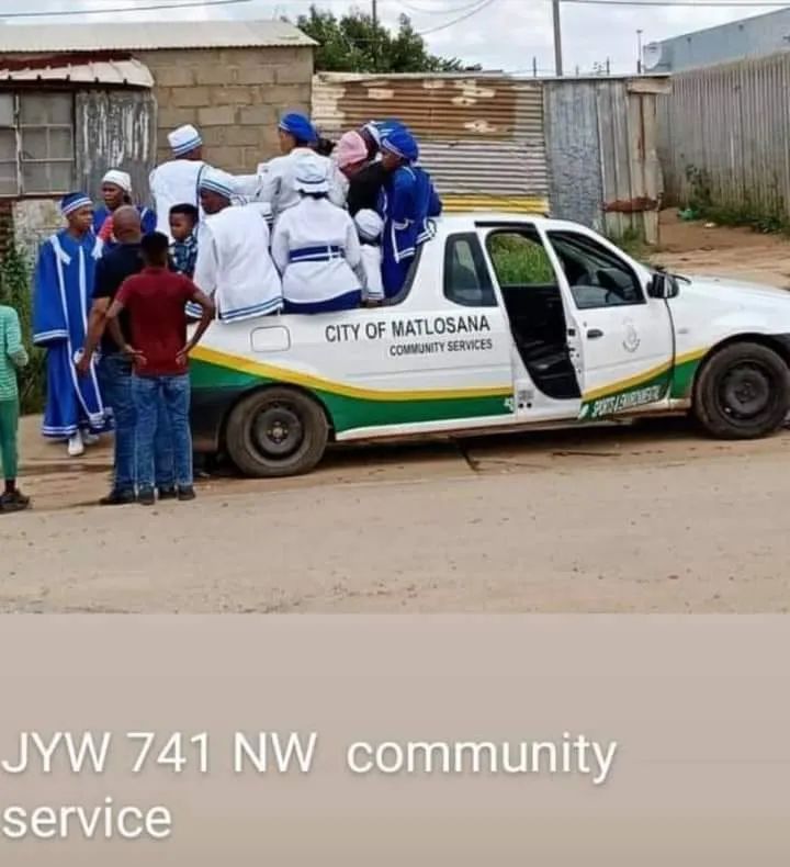 edmondphasha's tweet photo. City of Matlosana doing community Service. You will love SA https://t.co/5CItuWVvnu