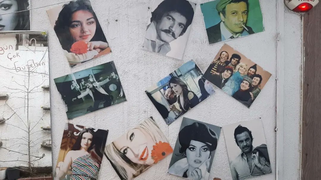 _munnzevi_'s tweet photo. ...çok fotoğraf çektirdiler öldürdüler çeşit çok 
yüzlerin rüyaların ve ayetlerin
üzerini yalanla örttüler çok  
çok haberler çok bilgiler şirketler çok
tepeden tırnağa akıllı izleyiciler çok
yerler gökler sustum
dilin acı suyunu yuttum
işte dünya busun dedim...
@mhmtnrl 
#ricat https://t.co/XLqU9OTn4D