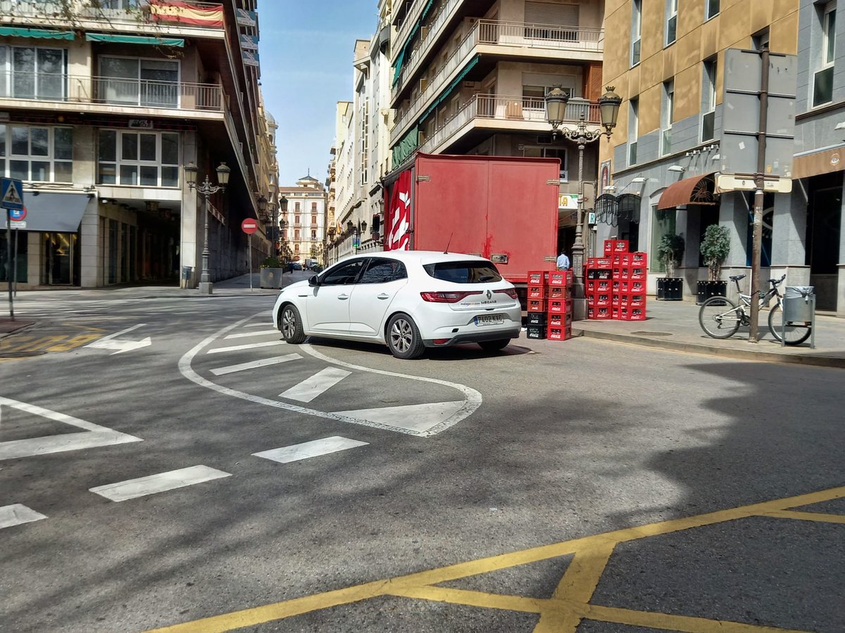 LaNocheenBlanc1's tweet photo. A tapar la calle matarile... Y dos cargas y descargas al lado y vacias, vamos junto al coche de la @PoliciaGr sin ir más lejos. Granada haz lo que te de la gana. @RaquelRuz1 pf,... https://t.co/SjwN4xXQo3