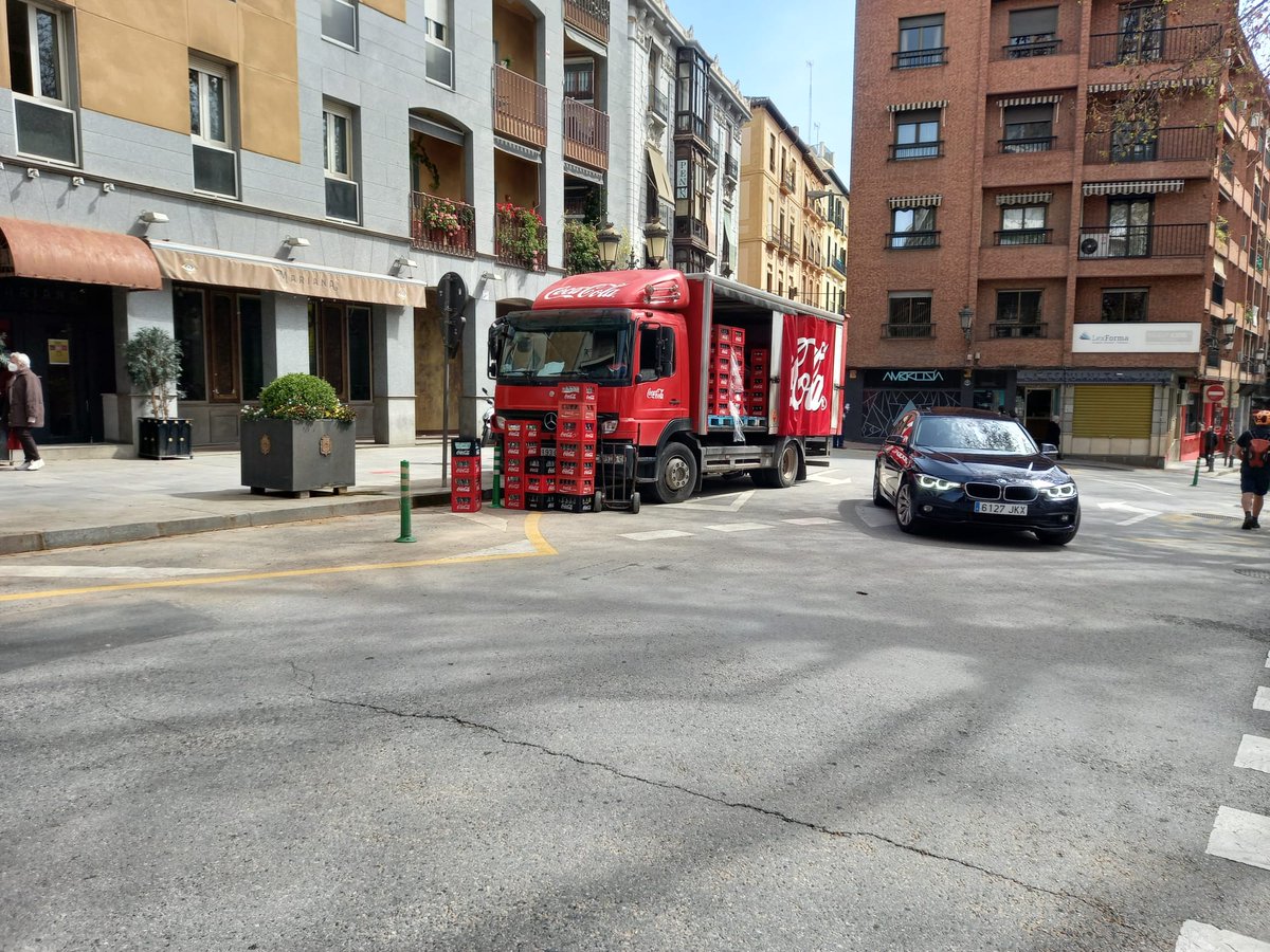 LaNocheenBlanc1's tweet photo. A tapar la calle matarile... Y dos cargas y descargas al lado y vacias, vamos junto al coche de la @PoliciaGr sin ir más lejos. Granada haz lo que te de la gana. @RaquelRuz1 pf,... https://t.co/SjwN4xXQo3