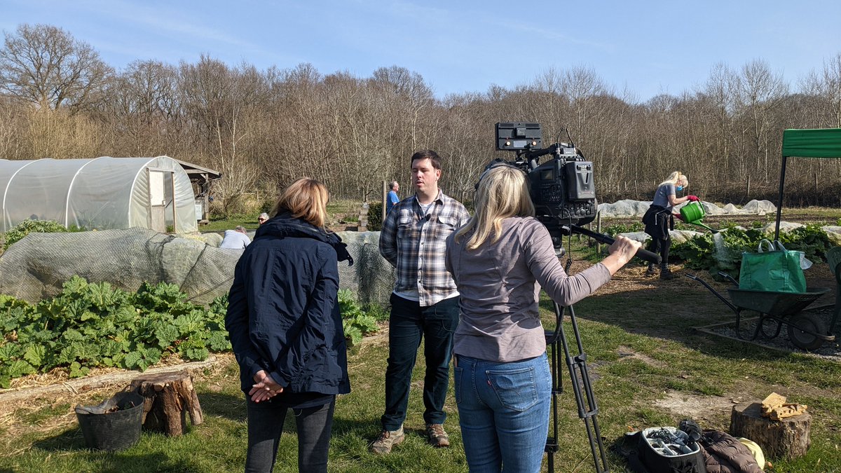 Great to welcome @itvanglia down to interview @rsouthedw about his exciting research on how gardening compares to exercise. The @SRES_UoE work will feature at 6pm tonight - tune in to find out more and read about it here ⬇️ essex.ac.uk/news/2022/03/1…