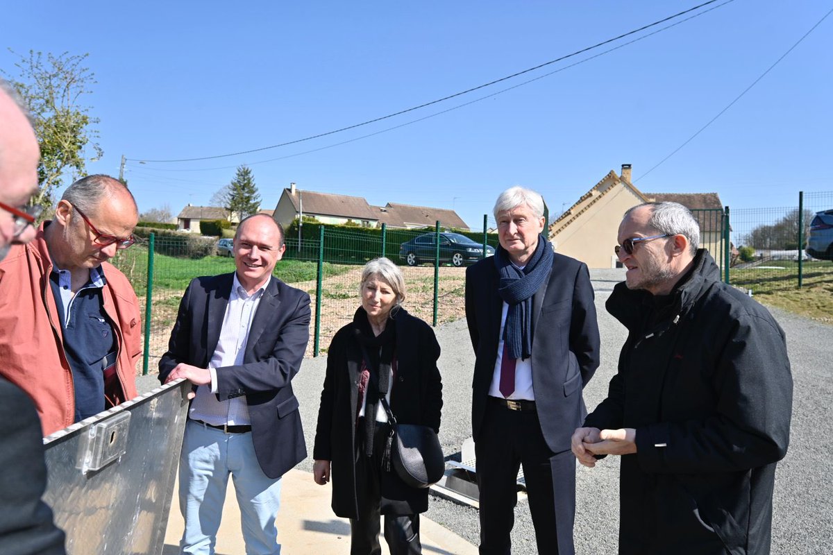 Dominique Le Mèner, Président du #CD72, Frédéric Beauchef, maire de Mamers et 2ème Vice-président du #CD72, et Monique Nicolas-Liberge, conseillère départementale du canton se sont rendus à Saint-Longis, où le Conseil départemental a subventionné les travaux d’assainissement.