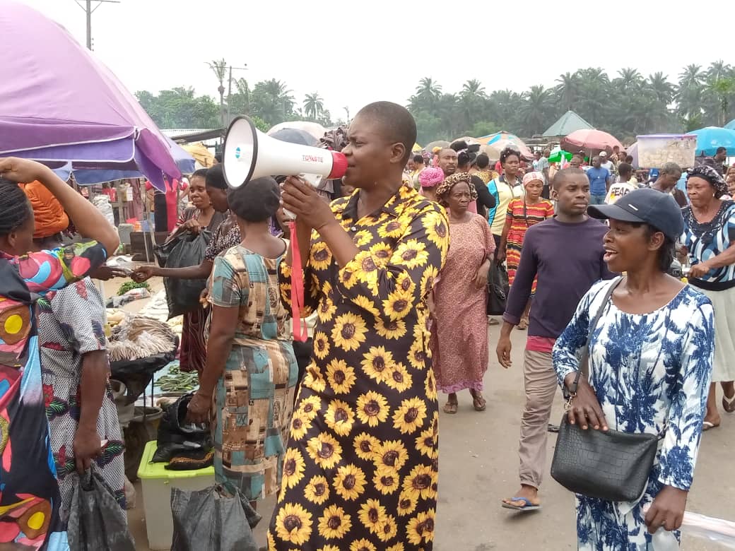 StateNoa's tweet photo. NOA OMUMA:
COMO and staff on 21/03/2022 were at the market (ahiankwo Umuoyoro) to sensitize the people on the need to avail themselves of the INEC's step down of registration to the wards level, to register for and collect their PVCs https://t.co/yYhjzxoALE