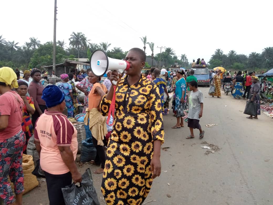 StateNoa's tweet photo. NOA OMUMA:
COMO and staff on 21/03/2022 were at the market (ahiankwo Umuoyoro) to sensitize the people on the need to avail themselves of the INEC's step down of registration to the wards level, to register for and collect their PVCs https://t.co/yYhjzxoALE