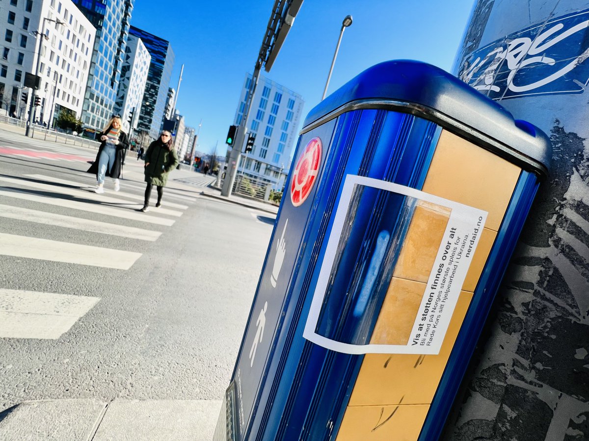 kode24no's tweet image. Næmmen - #NerdAid-klistremerke spotta i Bjørvika i Oslo! 😻