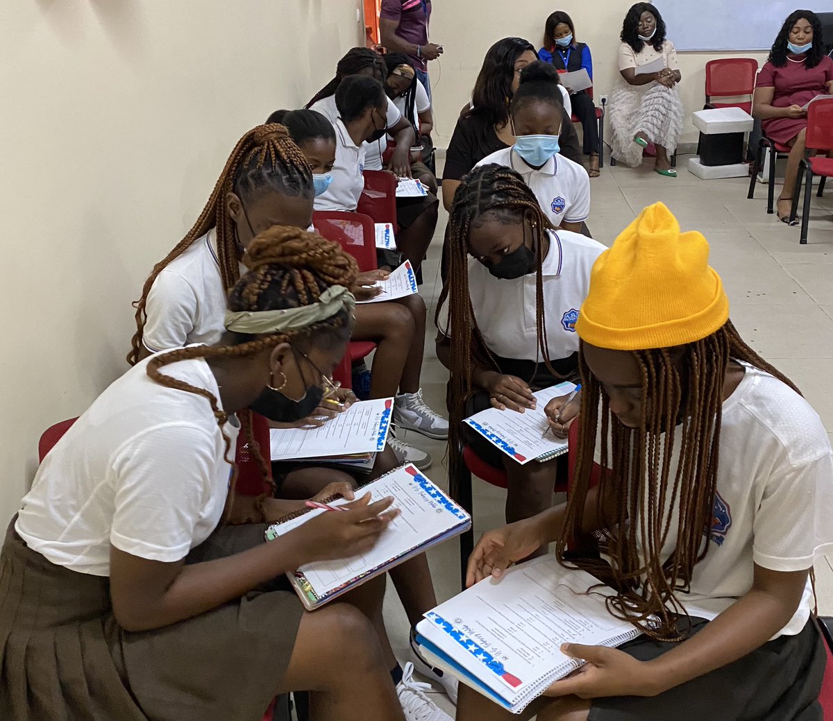 Today we visited AMA Bilingual School to donate books and talk about #WomensHistoryMonth! They sang, danced, recited poetry, and shared some of the things they knew about the United States!

We hope to visit your school next! #USEmbassyMalabo #USinGE #GirlsRock