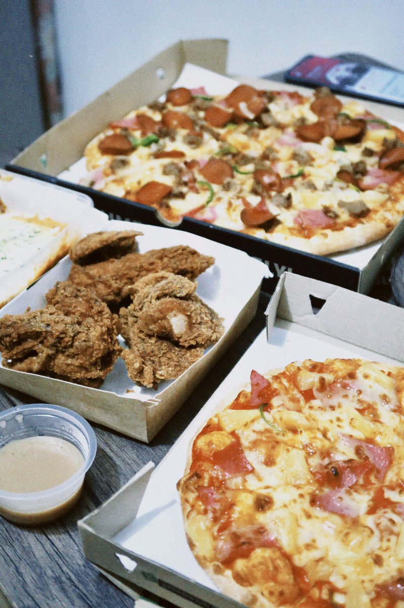 cooltureph_'s tweet photo. #HelloPauPau, movie night solved! 🙌 

Thank you sa pa-pizza and lasagna! We’re watching movies with our tummies filled tonight 😋 Cravings DEFINITELY satisfied ✨ @foodpandaPH https://t.co/ORytE0Oo7u