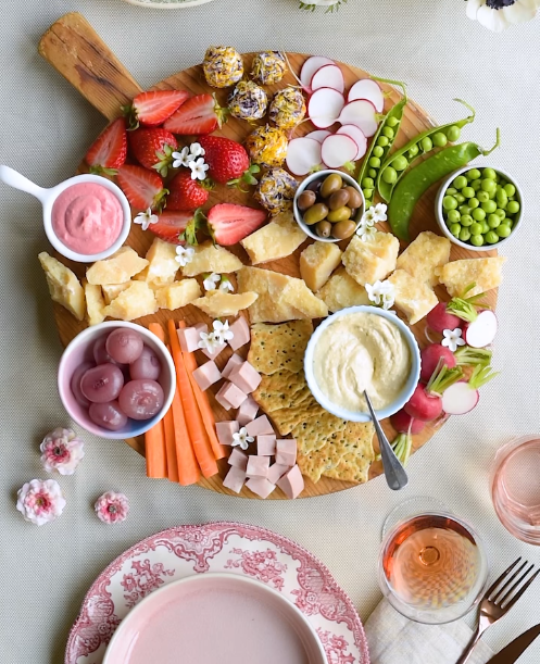 TradeMavi's tweet photo. BENVENUTA PRIMAVERA🌼🌸🌺
Today we propose a beautiful #cheeseboard with intense and delicate flavours, a creative idea to decorate your table and welcome the new season! Do you like it? #repost @theonlyparmesan #italiancheese #madeinitaly #parmigianoreggiano #Spring https://t.co/mal5YjjFz0