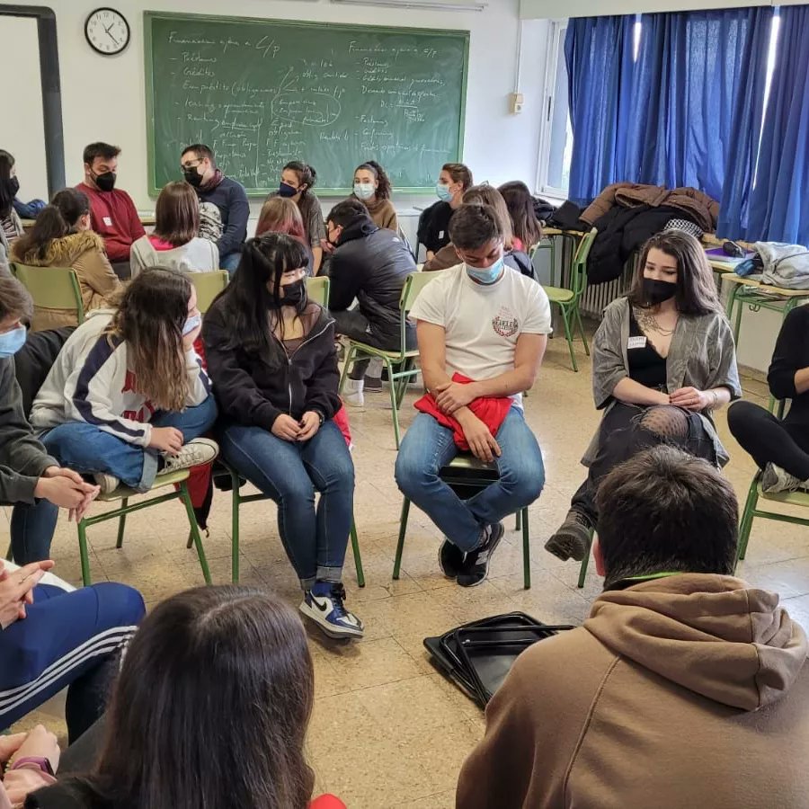 MontserratFUHEM's tweet photo. 📌Hace unos días realizamos las III Jornadas de Orientación profesional de #2Bachillerato.🎓Visitamos #AULA2022  y el #Caf1 . 🧐 Al centro vinieron también de universitarios y universitarias🙋🏻‍♀️🙋🏻‍♂️ de diferentes especialidades y profesionales de distintos sectores.👨‍🚒👮‍♀👷 https://t.co/q9UKVM9Ep5