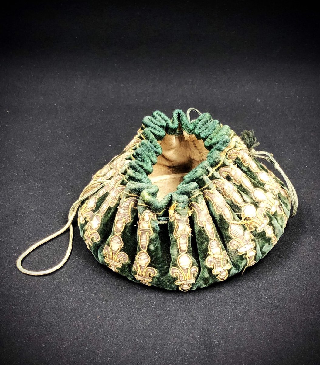 BagsofGlamourUK's tweet photo. Bags of Glamour offers a fabulous selection of antique, collectable and luxury handbags and accessories from circa 1660 through to modern preloved luxury! Why not check out the website at https://t.co/DvjDW1tyr1 https://t.co/rXZp243kc8