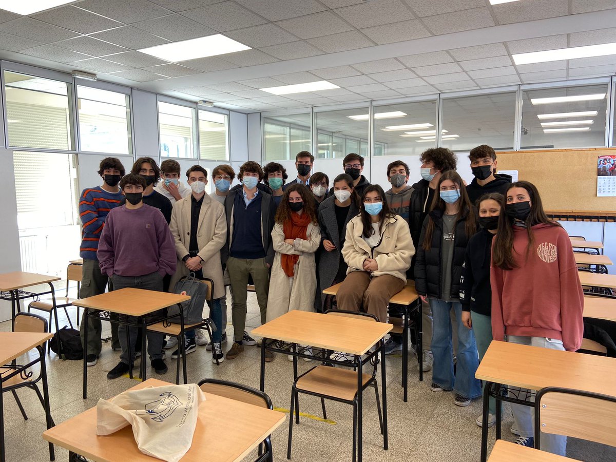 icoiig's tweet photo. El pasado viernes el Director de Gestión, Pablo Pérez, mantuvo una charla orientativa sobre la carrera de #ingenieríaindustrial y sus salidas profesionales, con los alumnos de 2º de bachillerato del Colegio @csmm_oficial en A Coruña. #ICOIIG #STEM https://t.co/KanVF2pHUn