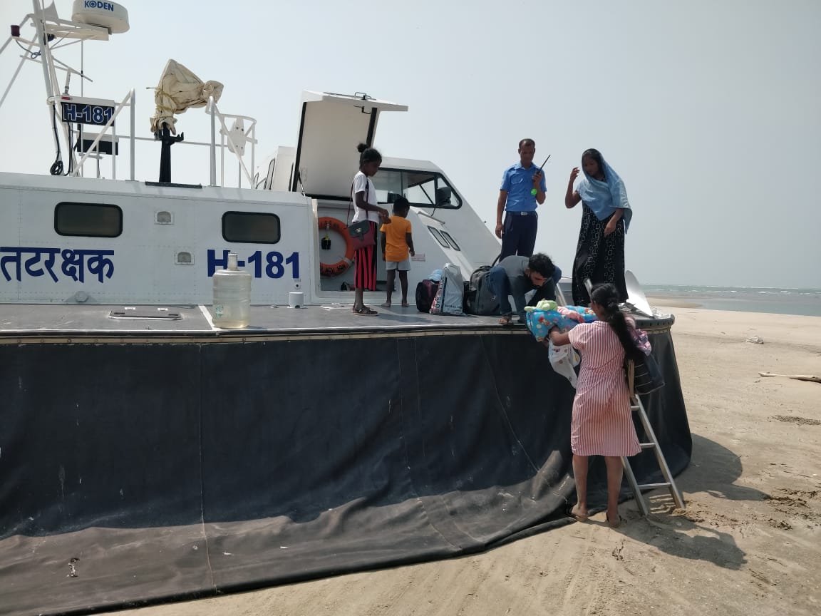 IndiaCoastGuard's tweet image. #SwiftOperation
Today, in the morning hours, @IndiaCoastGuard apprehended 06 Sri Lankan nationals including 03 children from the fourth island near #Rameshwaram #TamilNadu.  They were trying to migrate illegally from #SriLanka to #India through a #boat.@DefenceMinIndia @MEAIndia