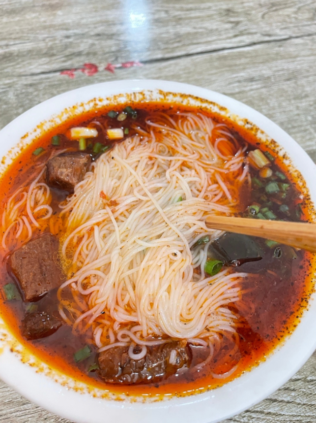 TeresaS39494659's tweet photo. 「牛肉米粉」niú ròu mǐ fěn 
つるりとした感じは今日の気分にぴったり
 #中国語学習 #中国語 #中華料理 https://t.co/hNWoS9W8YN