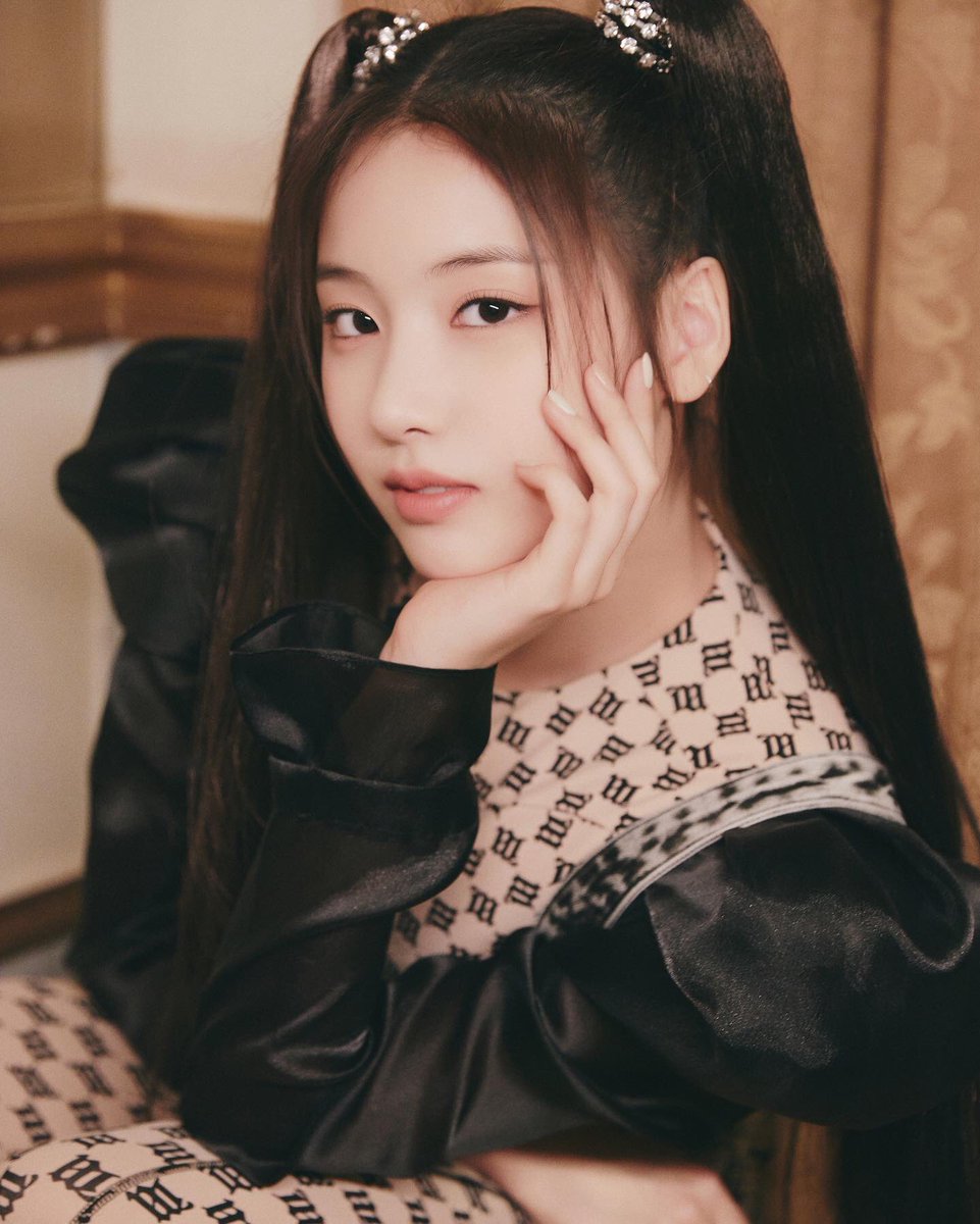 NMIXX official instagram update with Jiwoo
#JIWOO #지우