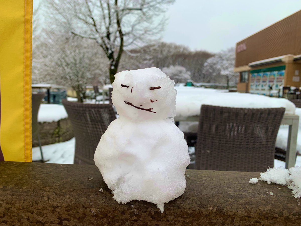 kankodaki's tweet photo. お仕事。占いイベントにご招待いただいたので東北方面へ。
途中、那須のS Aで雪だるまをつくりました⛄️

春と冬を同時に体感するような3月です🌸
皆さまお風邪ひかれませんよう.. https://t.co/TuxC6rrkHo