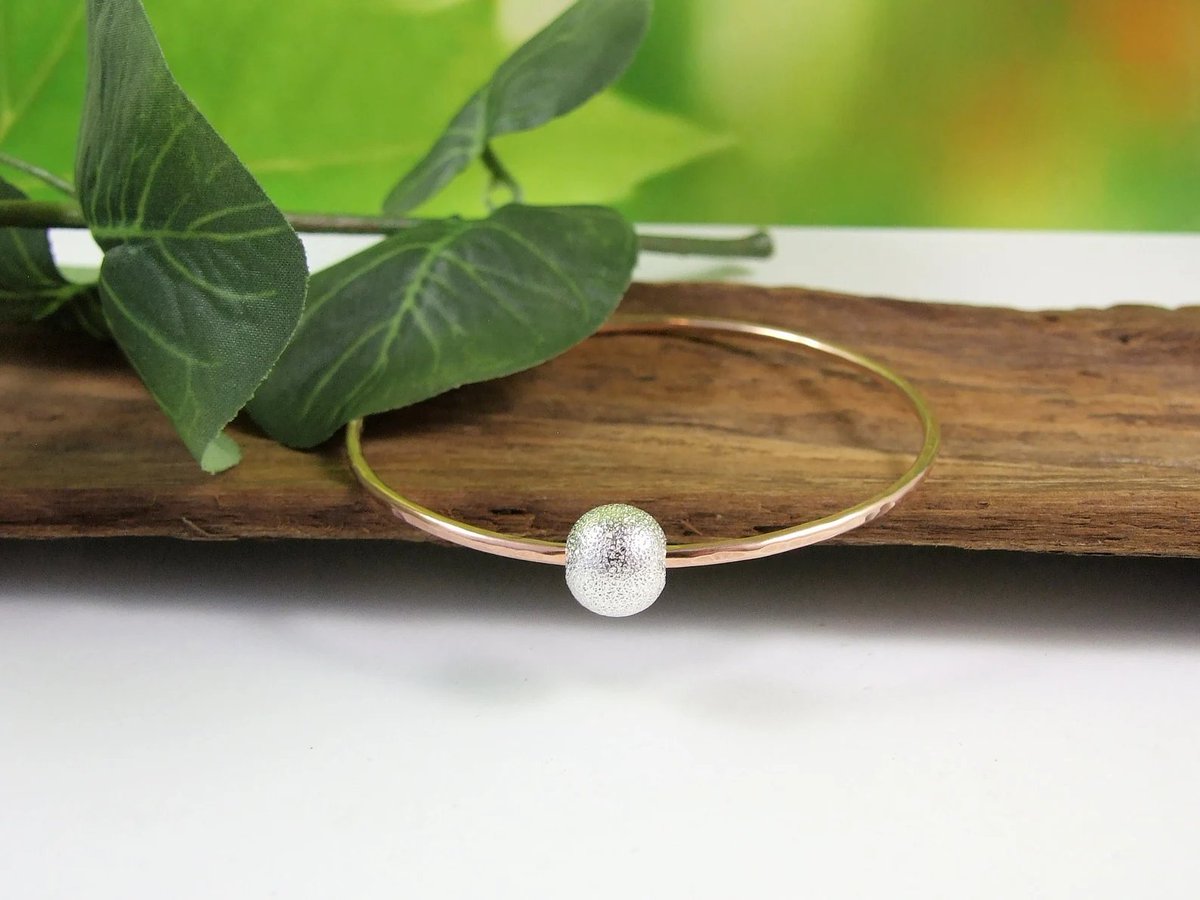 MaxinePring's tweet photo. Copper and Silver Satellite Bangle with free moving Stardust Bead. Copper and Sterling Silver Fidget Bracelet https://t.co/mxdjeeBk6G via @Etsy #fidgetbangle #handmade #copperandsilver #etsyuk https://t.co/rU4E7Sw6Qe