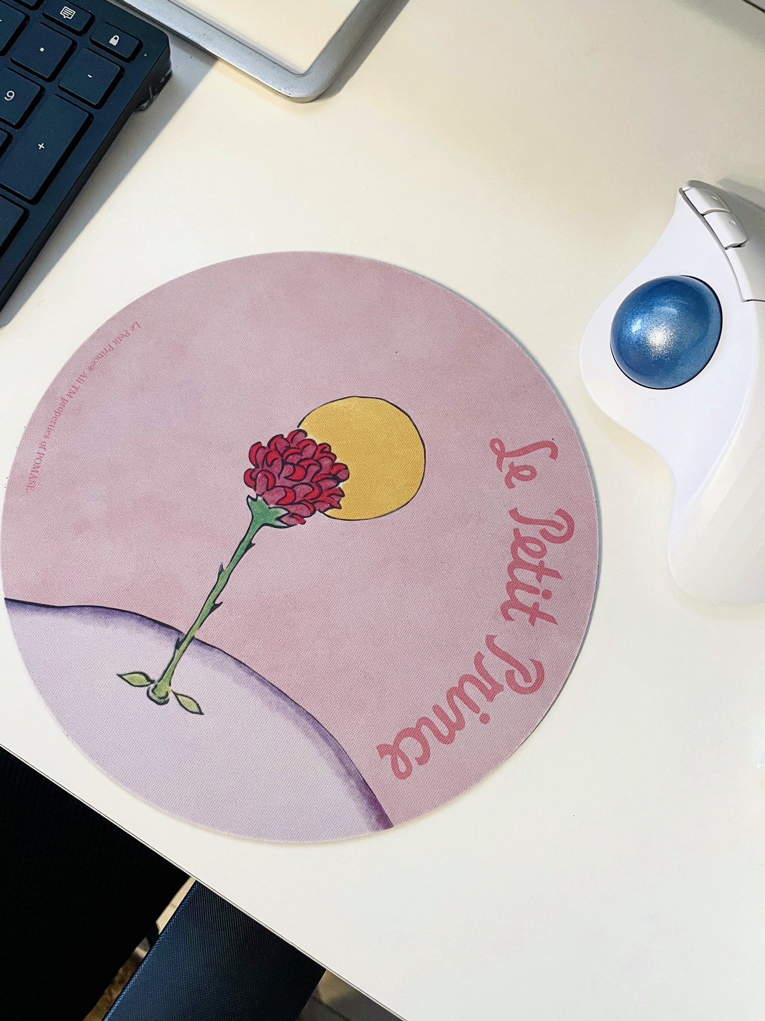 Natsuko ライター プランナー 星の王子さまミュージアムで購入したマウスパッド 大好きなバラの花のイラストとやさしい色合いに癒される そもそもマウスパッドいらないマウスだけどいいんです マウス置き場ということで T Co 9pqztwoodo