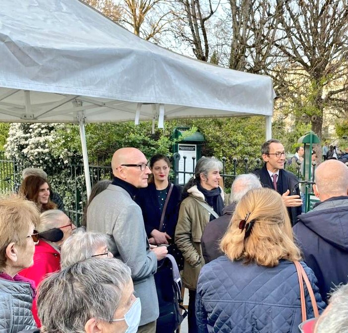 EmmaRafowicz's tweet photo. 🏞 "Gardette, d'hier à aujourd'hui" 
Bravo au conseil de quartier #LBFR et à Nadine Percheron pour cette magnifique exposition à retrouver sur les grilles du square Gardette ! 
👉 L'artisanat est notre patrimoine vivant, en le défendant nous protégeons l'âme de notre quartier ! https://t.co/zwof1GrGwp