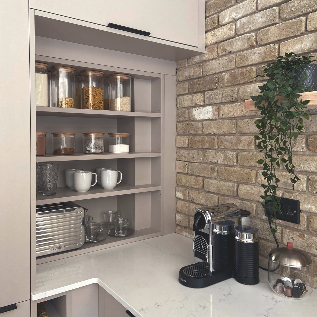 thebricktileco's tweet photo. Here’s just a little glimpse of our Blend 2 looking resplendent in @mcintosh_laura_ fabulous kitchen renovation. Keep your eyes peeled over the next few days for more pictures of this gorgeous project.
.
.
.
#wrenkitchen #brickslips #exposedbricks #brickfeaturewall #bricktiles https://t.co/H9SfFmbkOg