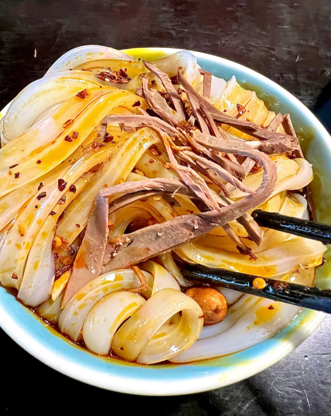 TeresaS39494659's tweet photo. つるつるとした食感と清涼感のある「凉粉」liáng fěn 
 #中国語学習 #中国語 #中華料理 https://t.co/pB0v2yTsU2