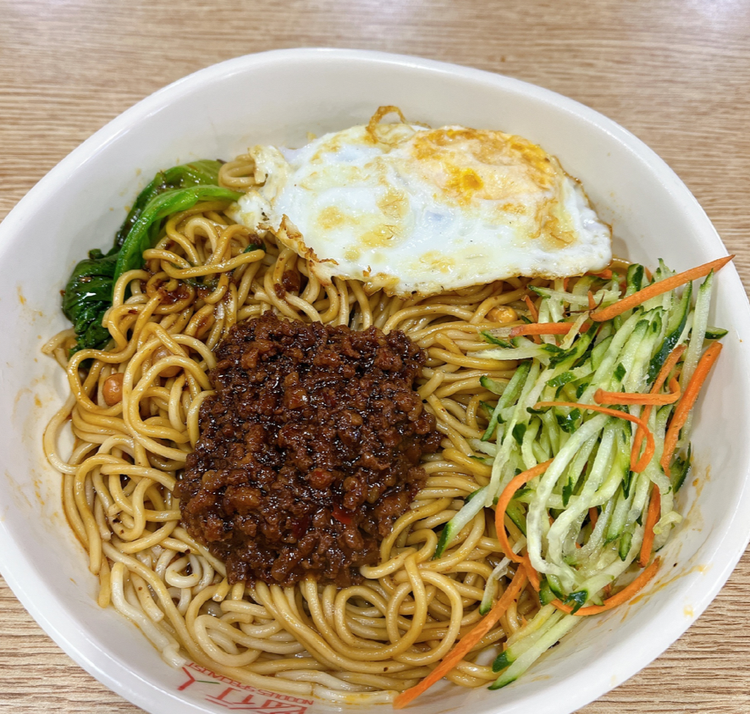 TeresaS39494659's tweet photo. 「炸酱面」和「煎蛋」の相性バッチリ👍😋🍳
#中国語学習 #中国語 #中華料理 https://t.co/6oqsPXXG8r