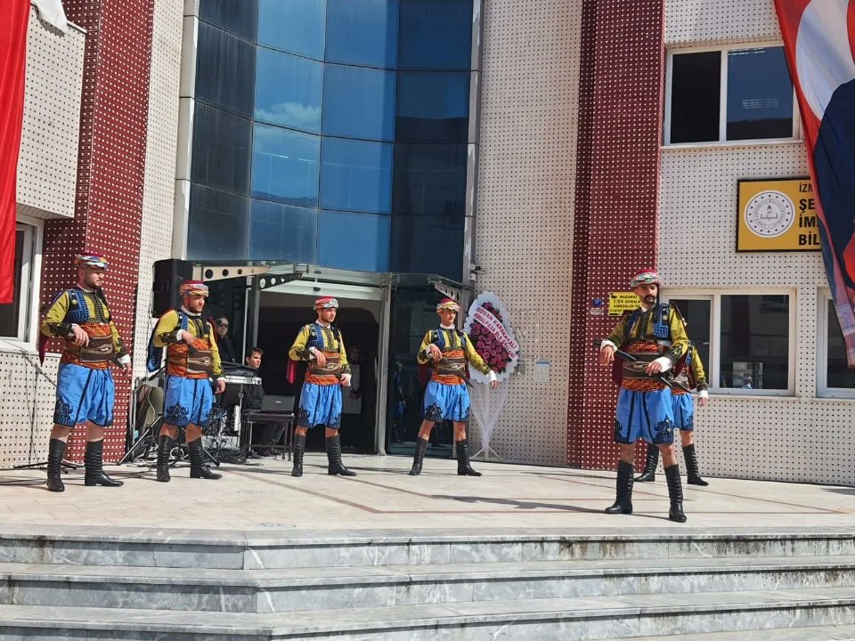 Baharın gelişini simgeleyen Nevruz, Şehit Halil Kantarcı Anadolu İmam Hatip Lisesinde kutlandı.
<a href="/tcmeb/">Millî Eğitim Bakanlığı</a> <a href="/izmir_ilmem/">İzmir İl Milli Eğitim Müdürlüğü</a> <a href="/MucahitYentur/">Murat Mücahit Yentür</a>  <a href="/KemalpasaKym35/">T.C. Kemalpaşa Kaymakamlığı</a>  <a href="/Fikret3581/">Fikret Yılmaz</a> <a href="/kemalpasaaihl/">Şehit Halil Kantarcı Anadolu İmam Hatip Lisesi</a>