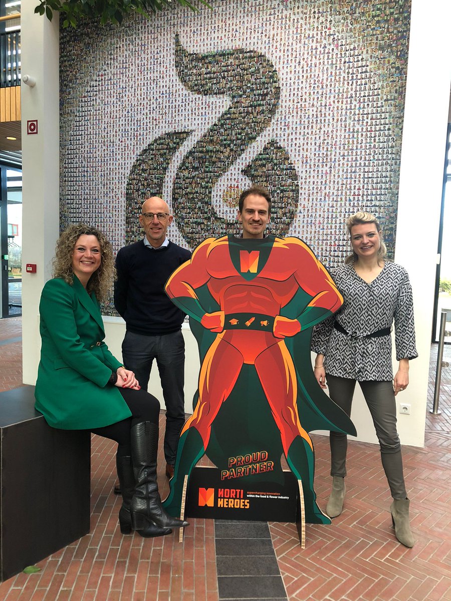 Heb jij hem al gespot? Onze levensgrote #HortiHero popt op steeds meer plekken op. Zo brachten we hem ook langs bij helden Tim Zwinkels van BDO Nederland en bij Harro de Moor en Wim Grootscholten van Rijk Zwaan! 

Want ‘Alone we are smart, together we are heroic.'

#HortiHeroes