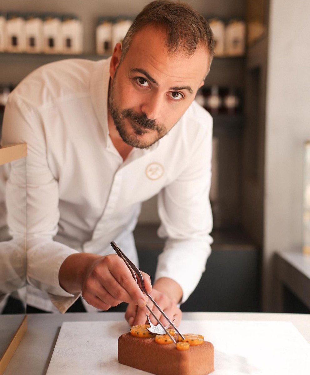 bogato_concours's tweet photo. Portrait de la semaine👨‍🍳
Inspiré par la richesse de ses rencontres, Kevin Lacote décide de vivre pleinement son métier au travers de la création de sa pâtisserie et de son salon de thé. Son but : l’envie de faire plaisir en proposant des produits frais de saison et de qualité. https://t.co/g9xmK8MQX3