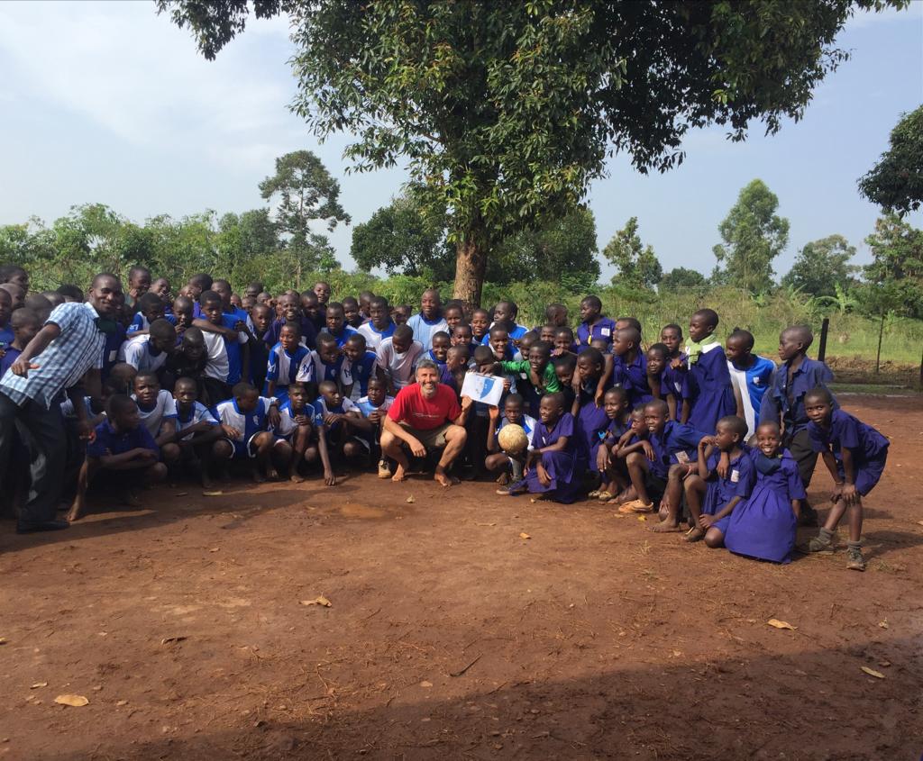 cdmungia's tweet photo. CD Mungiak mugak gainditzen jarraitzen du. Eskerrik asko @SALUGANDA_eus  elkarteari Ugandan zaudeten lan guztia egiteagatik: Hezkuntza, ura eta saneamendu-sarea, emakumeen taldeak, abeltzaintza, nekazaritza, nutrizioa... LAN BIKAINA 👍
Info gehiago: https://t.co/L3dDbYJMGa
🇺🇬💪 https://t.co/qrzk3Ho5IZ