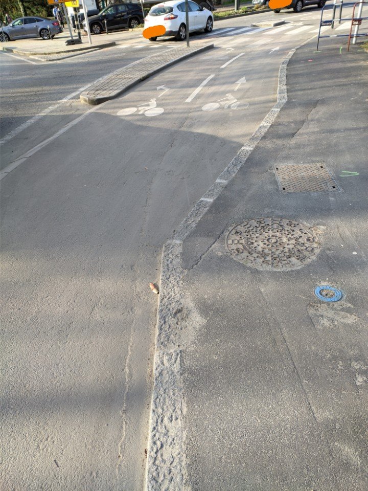 PascalRichier's tweet photo. Merci @NantesMetropole @nantesfr d'avoir nettoyé cette portion de piste cyclable sur le rond-point de la porte de la chapelle #velotaf #velo #ecoleavelo #cycles pour le #Climat https://t.co/gOQYDUiLl5