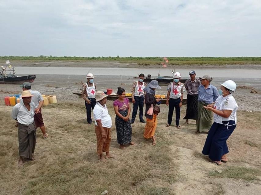 IFRCAsiaPacific's tweet photo. In #Myanmar, tropical storm Asani is currently affecting the country.
Red Cross teams are in communities sharing early warning information to help families prepare for the upcoming bad weather.
#disasterprepared https://t.co/VjpbpR4Gm8
