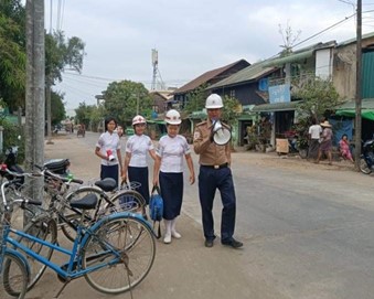 IFRCAsiaPacific's tweet photo. In #Myanmar, tropical storm Asani is currently affecting the country.
Red Cross teams are in communities sharing early warning information to help families prepare for the upcoming bad weather.
#disasterprepared https://t.co/VjpbpR4Gm8