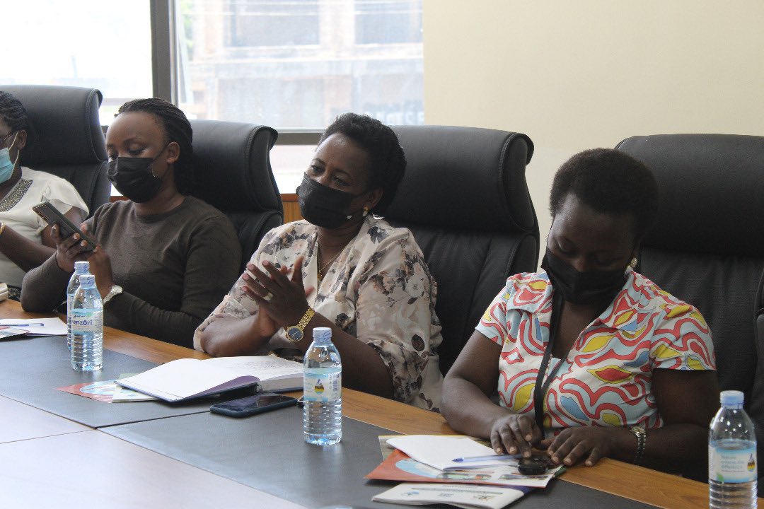 min_waterUg's tweet photo. #MWEworks: An applied training on mushroom growing has been conducted during the on-going #UWEWK22. @jessica_alupo @HonSekindi @okidi64 @MamaMabira @GovUganda @uwasnet @CAREUganda https://t.co/ZKR7ez41oX
