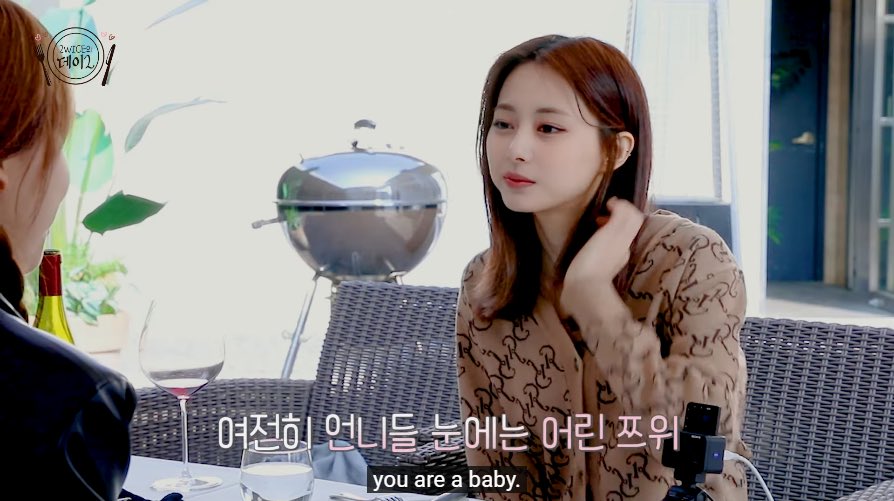 yjyworld's tweet photo. Jeongyeon who worries and cares about Tzuyu so much 🥺 She cares so much about everyone around her 😭

Jeongyeon, take time to care for yourself too 🖤 https://t.co/7XhswHEALm