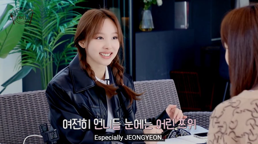 yjyworld's tweet photo. Jeongyeon who worries and cares about Tzuyu so much 🥺 She cares so much about everyone around her 😭

Jeongyeon, take time to care for yourself too 🖤 https://t.co/7XhswHEALm