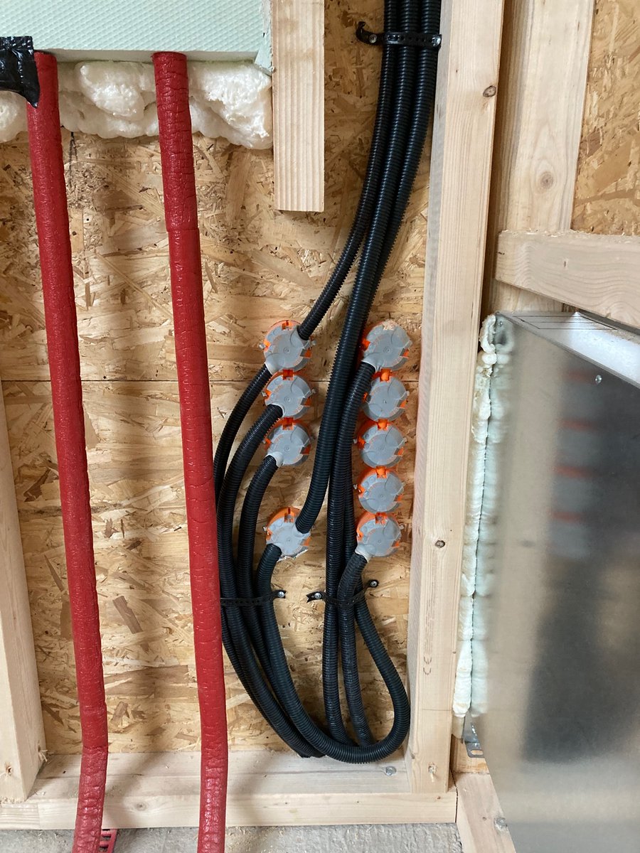 brutella's tweet photo. Elektro-Leerrohre und Lüftungsrohre sind verlegt. Weiter geht’s mit dem Innenputz.
#voltus #bauenmitvoltus @voltus_gmbh @nordic.energy https://t.co/HtI81sX1sm
