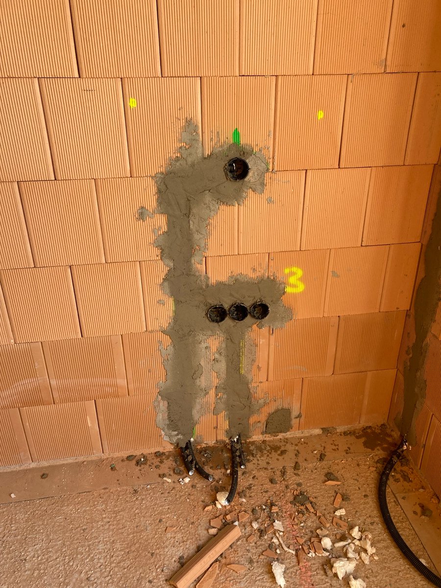 brutella's tweet photo. Elektro-Leerrohre und Lüftungsrohre sind verlegt. Weiter geht’s mit dem Innenputz.
#voltus #bauenmitvoltus @voltus_gmbh @nordic.energy https://t.co/HtI81sX1sm