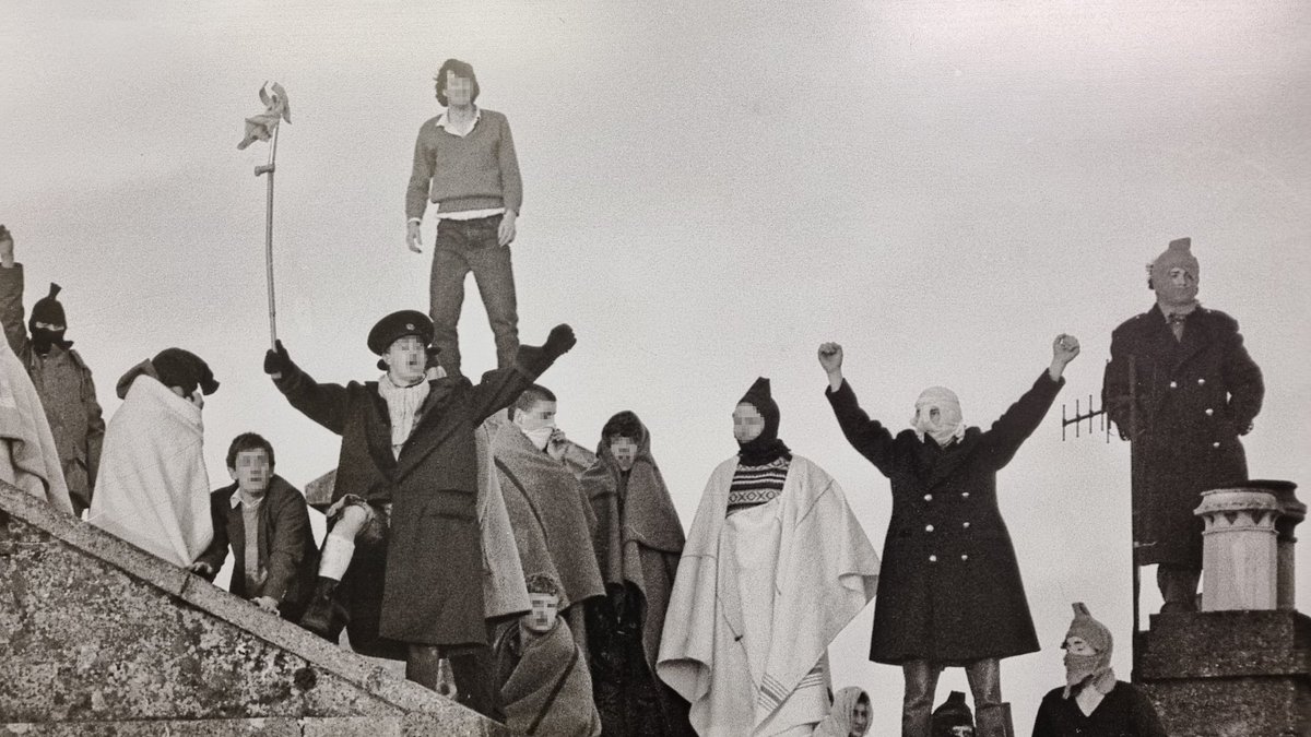 TimHorgan_'s tweet photo. @Rubberbandits protesting during the 1985 prison riots on Spike Island https://t.co/OwgInzL4OW