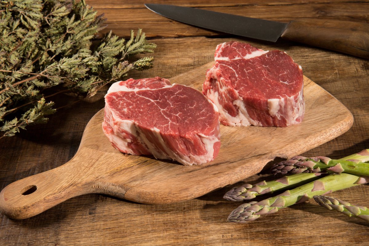 Como mantequilla 

¿Por qué comprar solomillo de vaca retinta?

El solomillo de vaca retinta tiene alta cantidad de vitamina B12 y otras muchas propiedades nutricionales como hierro, zinc o magnesio. Todas ellas beneficiosas para huesos, cartílagos y ligamentos.