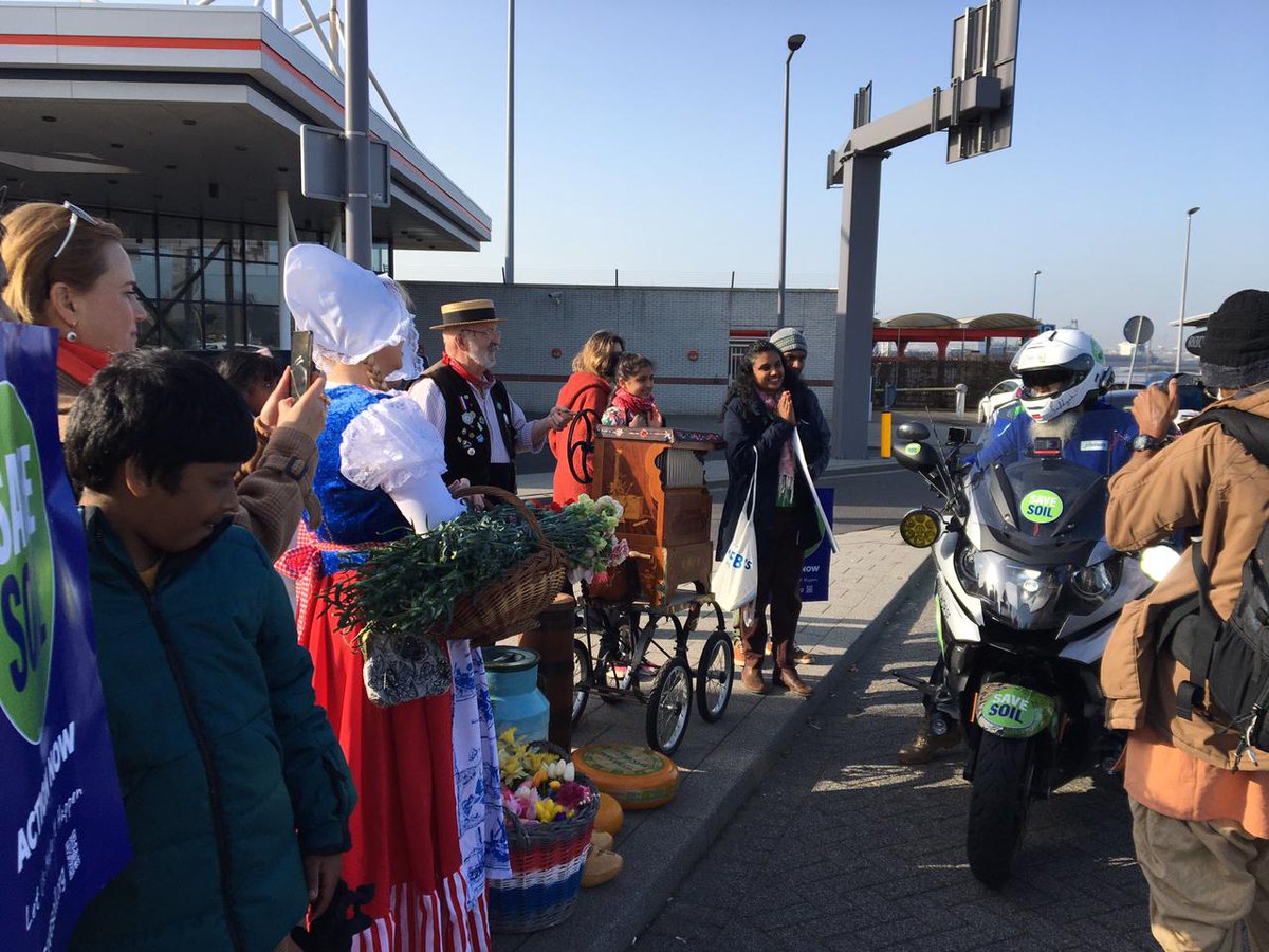cpsavesoil's tweet photo. As @Sadhgurujv pulls out from the ferry port in the Hook of Holland, he receives a traditional Dutch musical welcome as local volunteers and onlookers gather. #SaveSoil 
Action Now: https://t.co/z6MmqLXuw6
#ConsciousPlanet https://t.co/6b2FjaQTU2