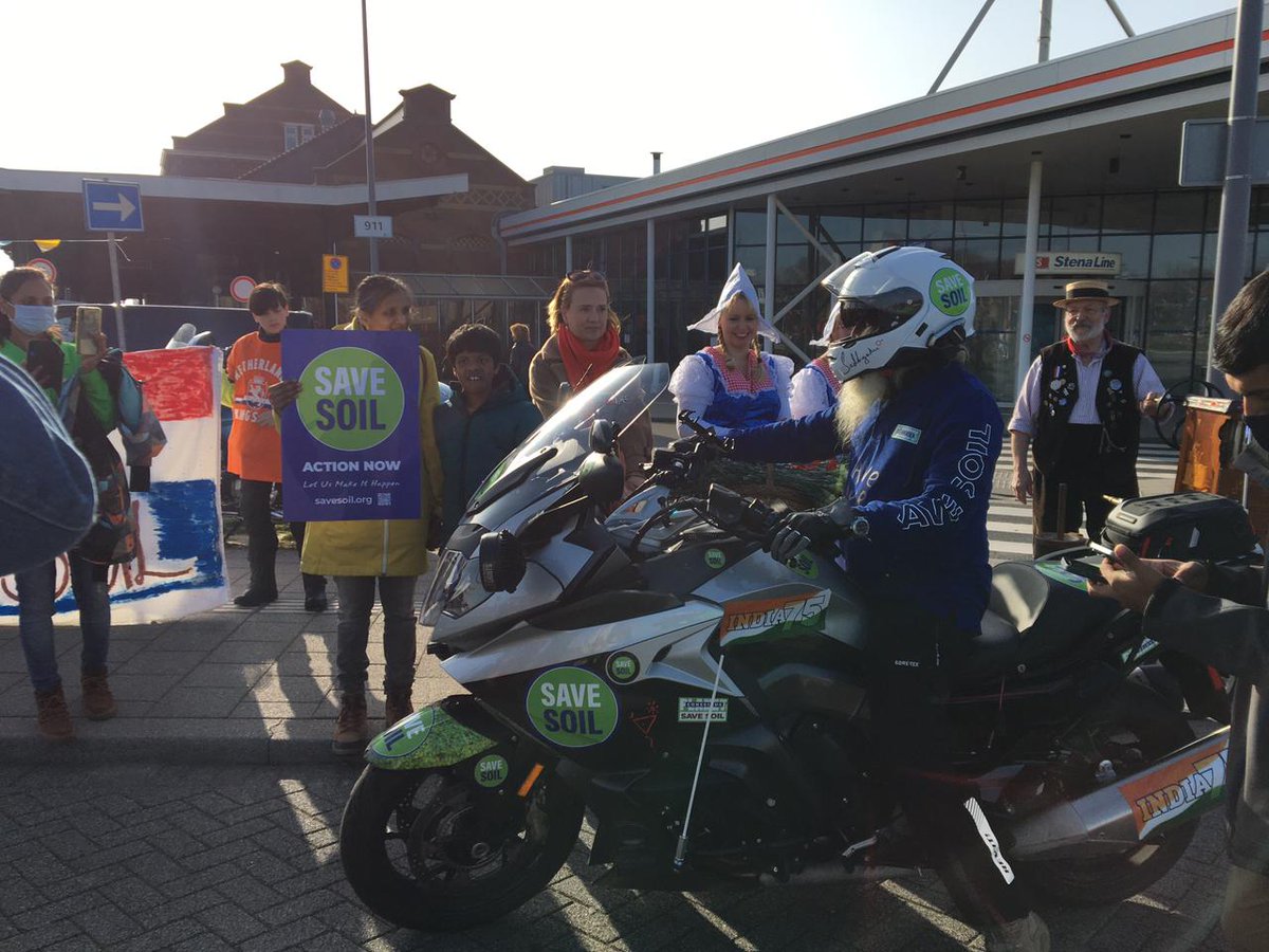 As @Sadhgurujv pulls out from the ferry port in the Hook of Holland, he receives a traditional Dutch musical welcome as local volunteers and onlookers gather. #SaveSoil 
Action Now: savesoil.org
#ConsciousPlanet