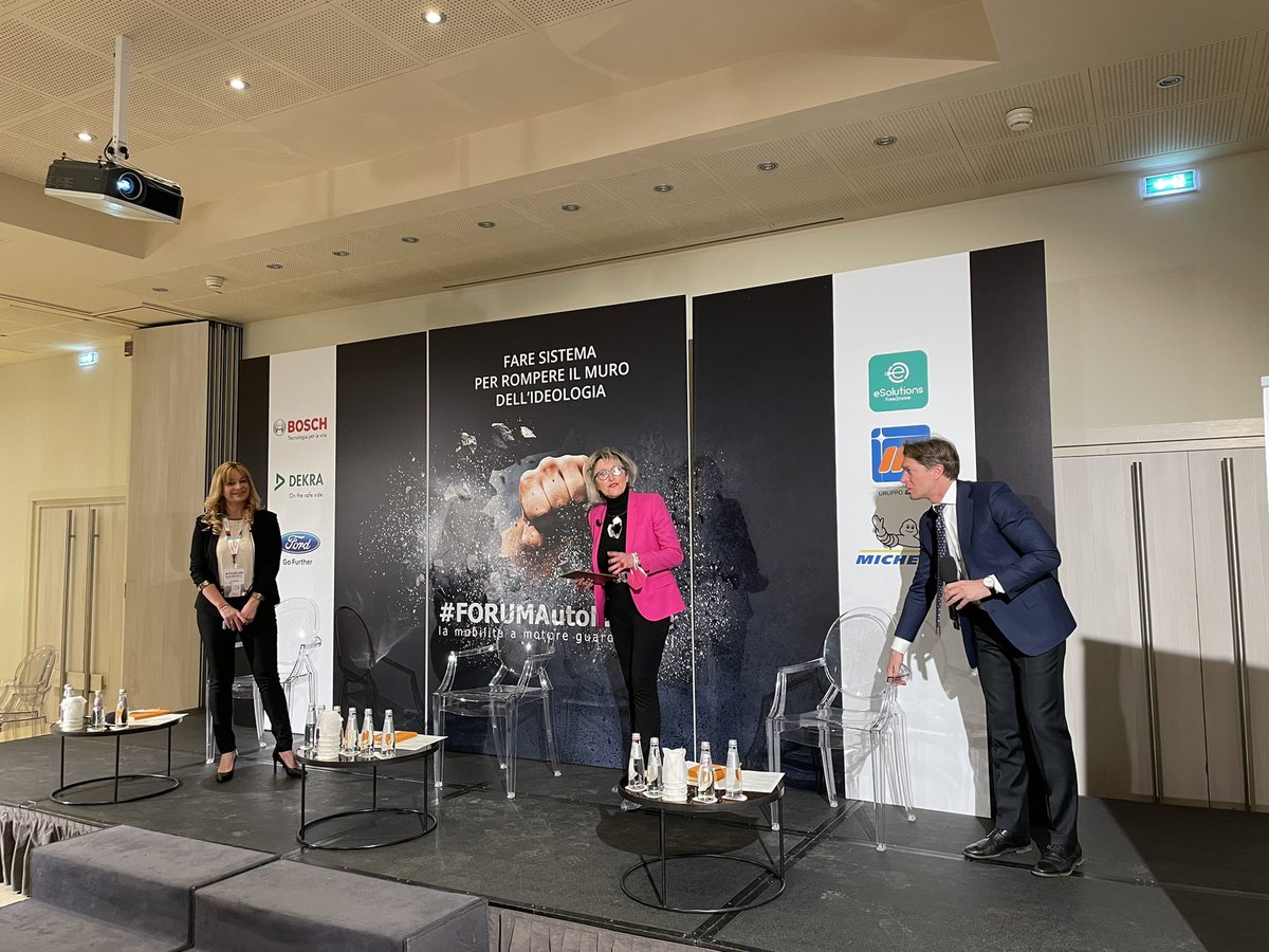 Roberta Pasero, giornalista de <a href="/ilgiornale/">ilGiornale</a> e <a href="/SilviaTerraneo/">Silvia Terraneo</a> di <a href="/SheMotori/">SheMotori</a> ufficializzano il Premio “Personaggio dell’anno 2022” del #FORUMAutoMotive a Francesca Pardini, pilota e prima istruttrice a insegnare la guida alle donne dell’Arabia Saudita, una svolta davvero epocale!