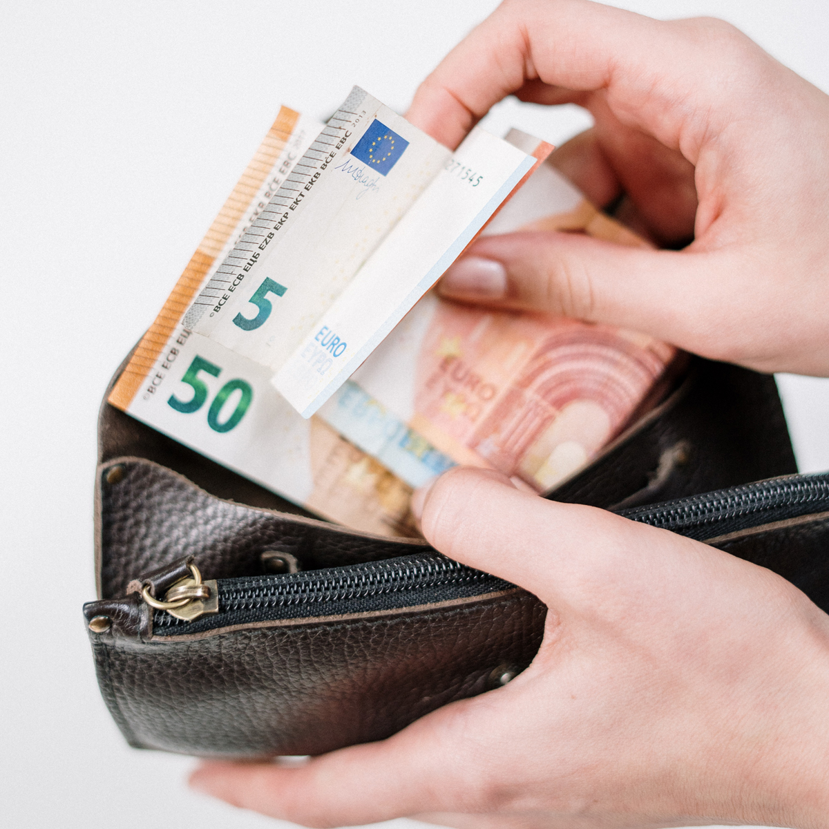 Inwoners met een laag inkomen die tussen 1 september en 31 december 2021 te maken hebben gekregen met hogere energiekosten door de stijgende energietarieven kunnen gebruik maken van het Energiefonds van de gemeente Oldebroek. Lees meer op: tinyurl.com/yaz3cm94
