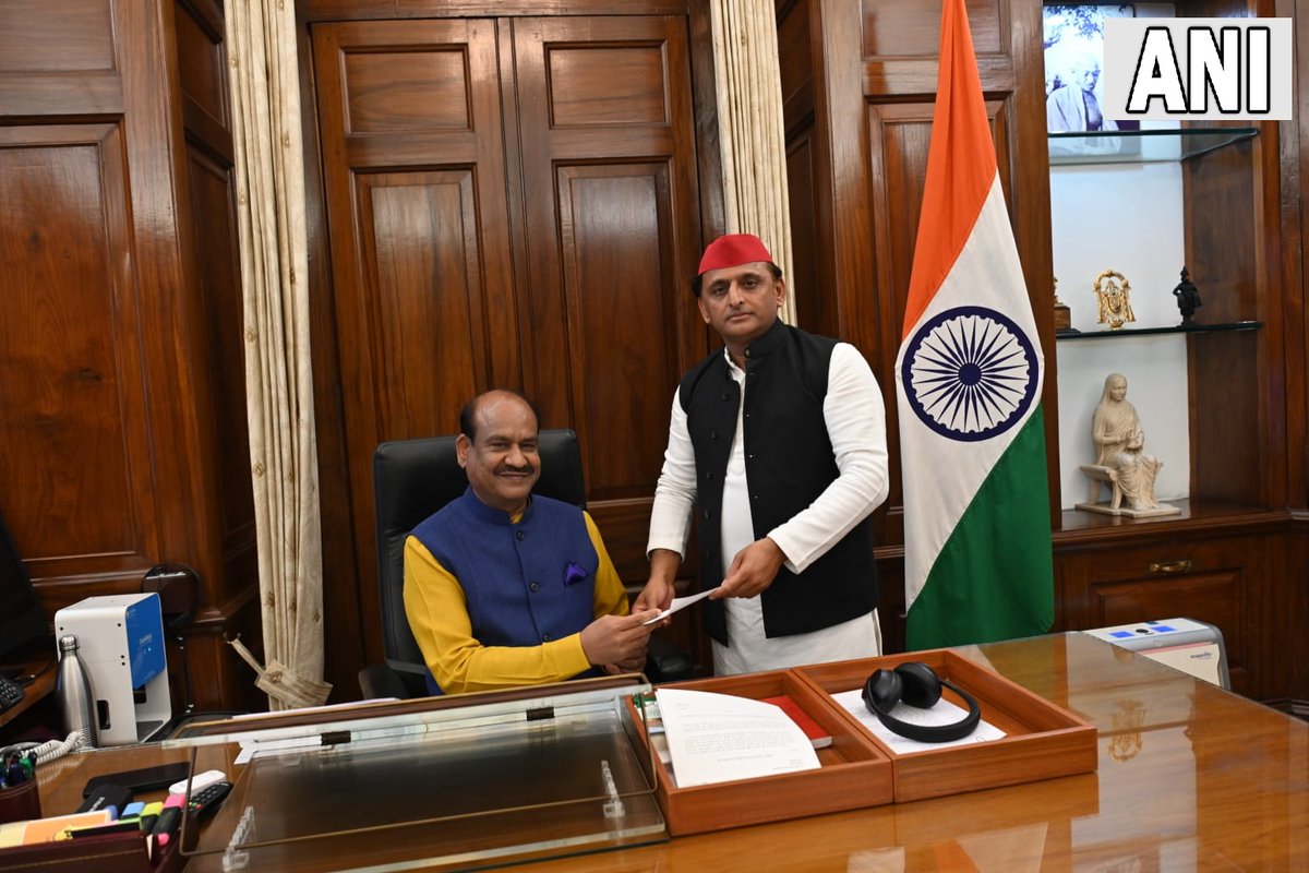 ANI's tweet photo. Samajwadi Party (SP) chief Akhilesh Yadav hands over his resignation to Lok Sabha Speaker Om Birla from his membership of the House. https://t.co/UeZIMHgQyj