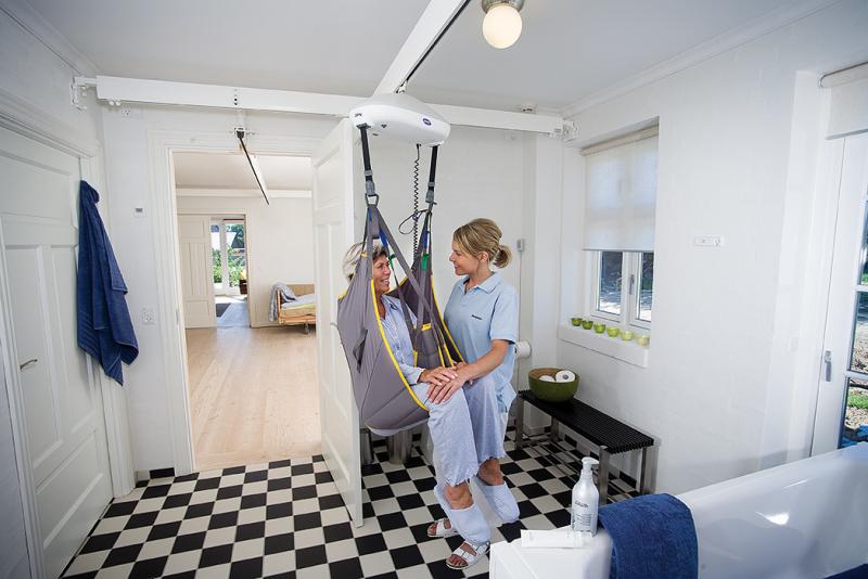 AmbreStone's tweet photo. The Gantry is an excellent ceiling hoist, carefully designed to provide the most innovative way of transfer with care for staff.
Users can enjoy great comfort with the Robin ceiling hoist.

#SupportYouDeserve  #ceiling  #hoist  #support  #transfer  #robin https://t.co/yTT3vpqEiy