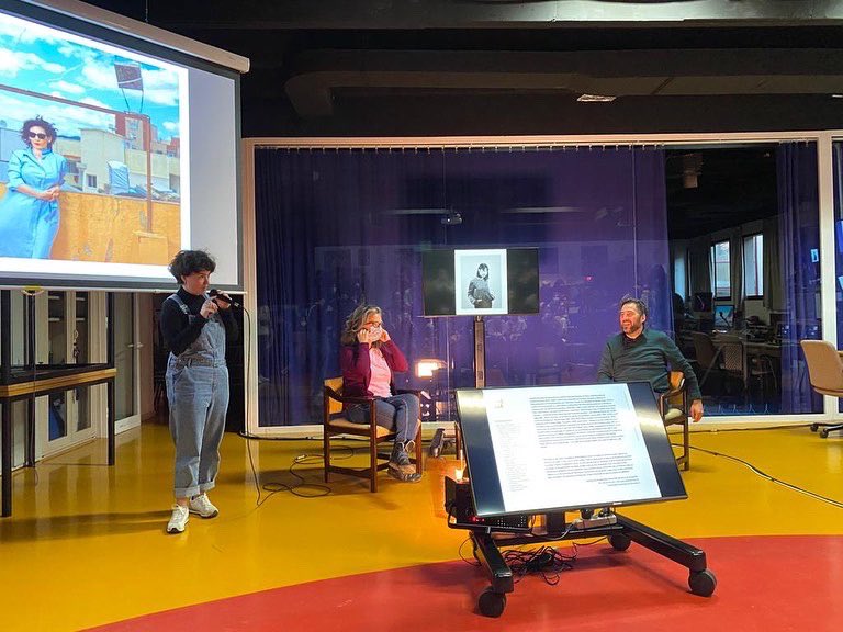 donesicinema's tweet photo. 🙋🏻‍♀️🎬 En Málaga empezó la aventura de MYC y allí volvimos ayer para presentar La mirada horizontal, expo en la q ÓscarFOrengo retrata a talentosas mujeres del cine

📚La muestra es apéndice de Millones de cosas por hacer, q presentamos hoy 12.30 en Máster Estudios de Género https://t.co/SMAYFPBYzY