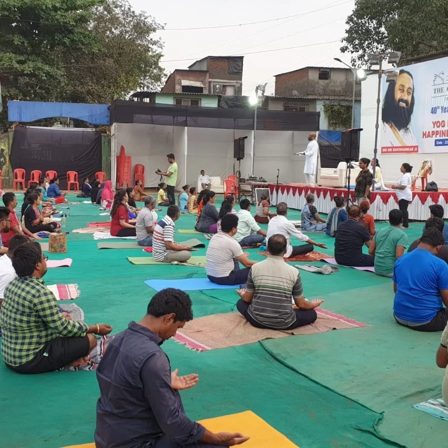 AOLMum's tweet photo. 1008 Participants at Dharavi embark on their journey today towards a happy mind, body &amp; are all set to be introduced to the world-renowned Sudarshan Kriya! 😄 @SriSri https://t.co/sia2qYdHzW