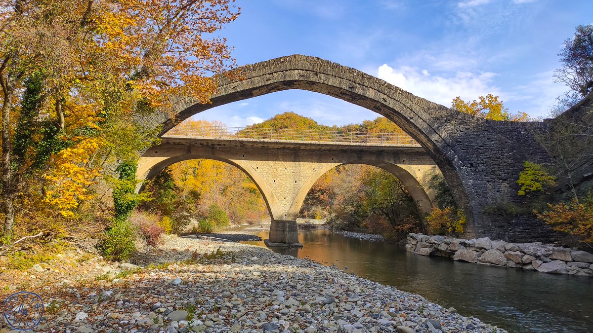 ToAuthentiko's tweet image. Γεφύρι_Τσίπιανης1875.Το ιδιαίτερο χαρακτηριστικό  είναι το οξυκόρυφο σχήμα του μεγάλου τόξου. Το σχήμα δεν ήταν στις προθέσεις του αρχιμάστορα. Προέκυψε από αστοχία κατά την κατασκευή του!
Στις αστοχίες που δίνουν χαρακτηριστικά  μοναδικότητας, το #ΑΥΘΕΝΤΙΚΟ δίνει τη σφραγίδα του